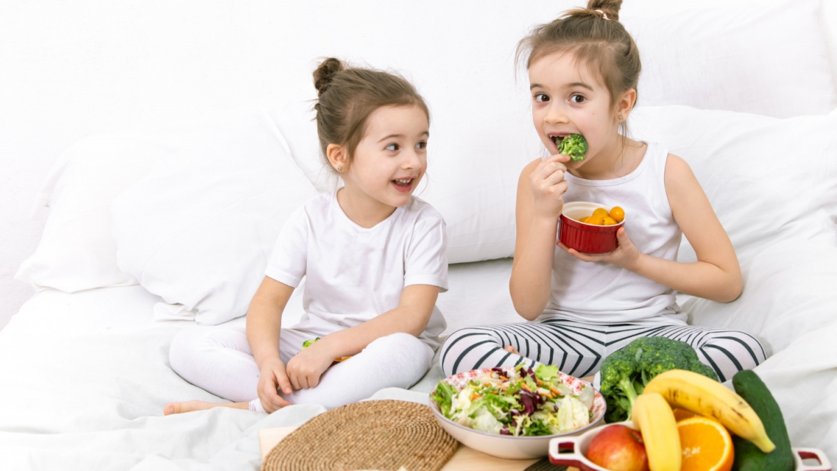 healthy-food-children-eat-fruits-vegetables