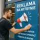 Jakie korzyści przynosi profesjonalne oklejanie witryn reklamowych?